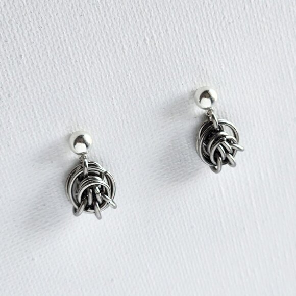 Vintage silver chainmaille knot earrings ✦ small dainty circle earrings ✦ - Picture 1 of 6